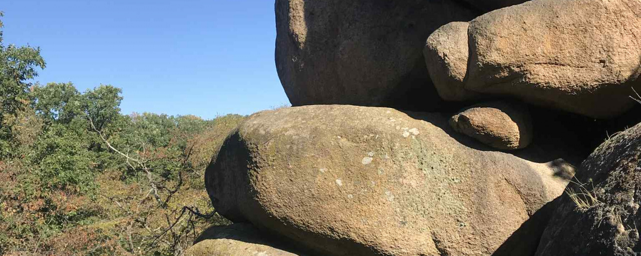 Irány a Velencei-hegység: pákozdi ingókövek és kilátás a tóra